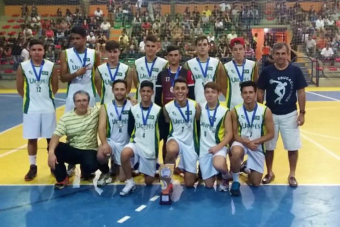 Equipe urupeense, vencedora da modalidade vôlei masculino nos Jogos de Inverno de José Bonifácio.