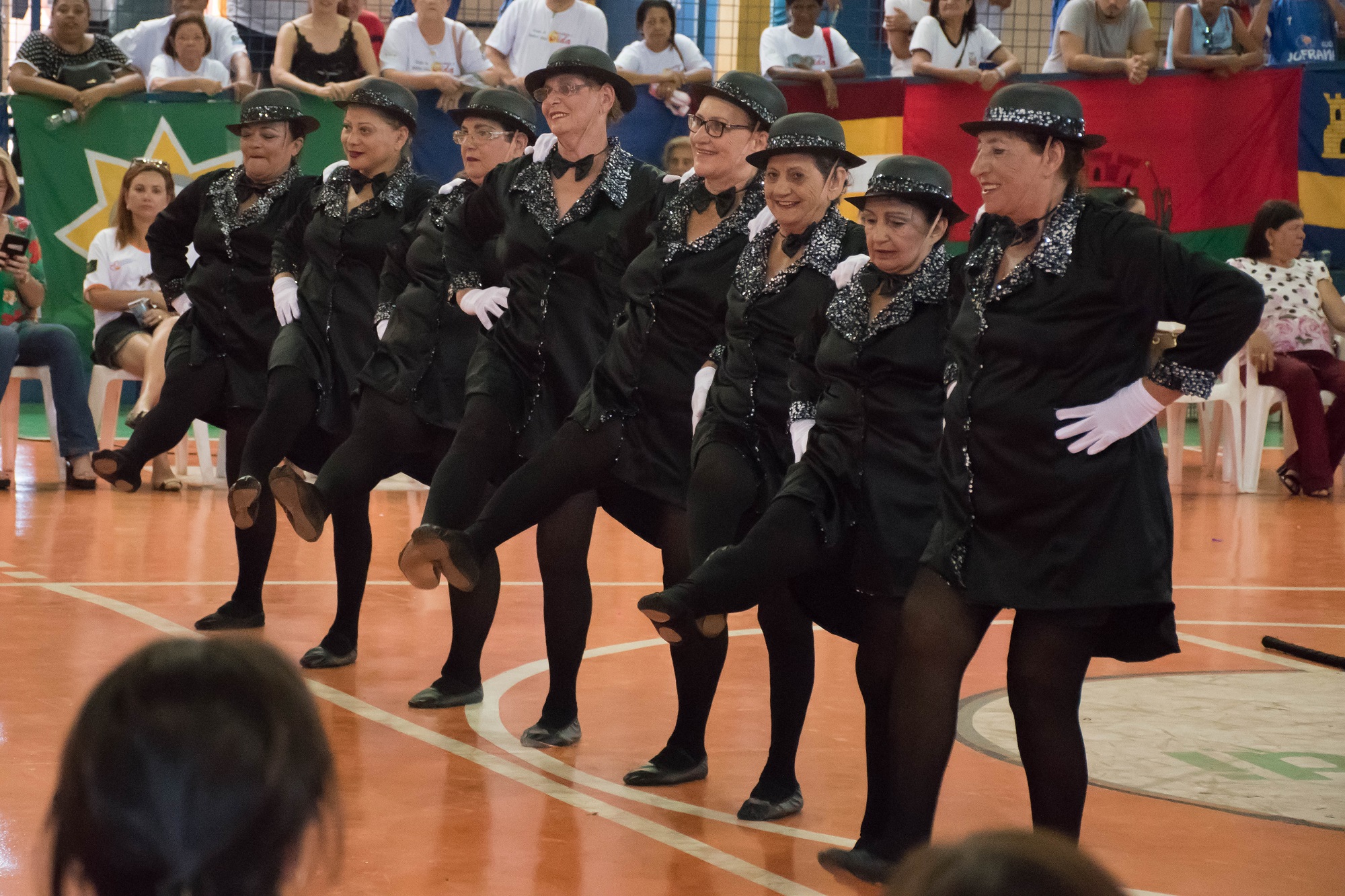 Apresentação da coreografia da equipe urupeense.