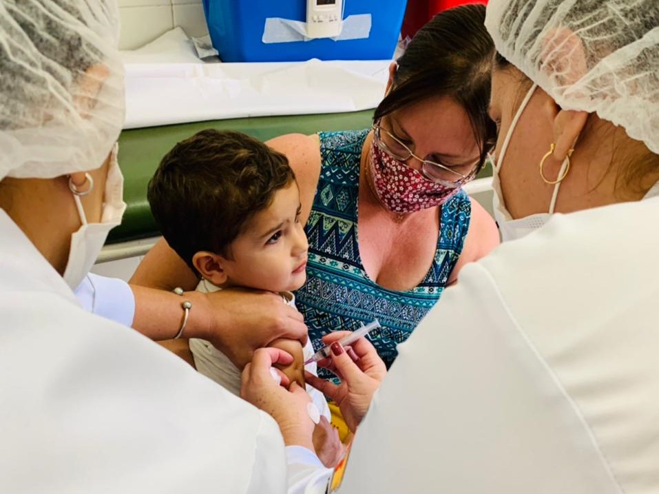 Criança recebe vacina contra a gripe no Distrito de São João de Itaguaçu. Foto: Divulgação.