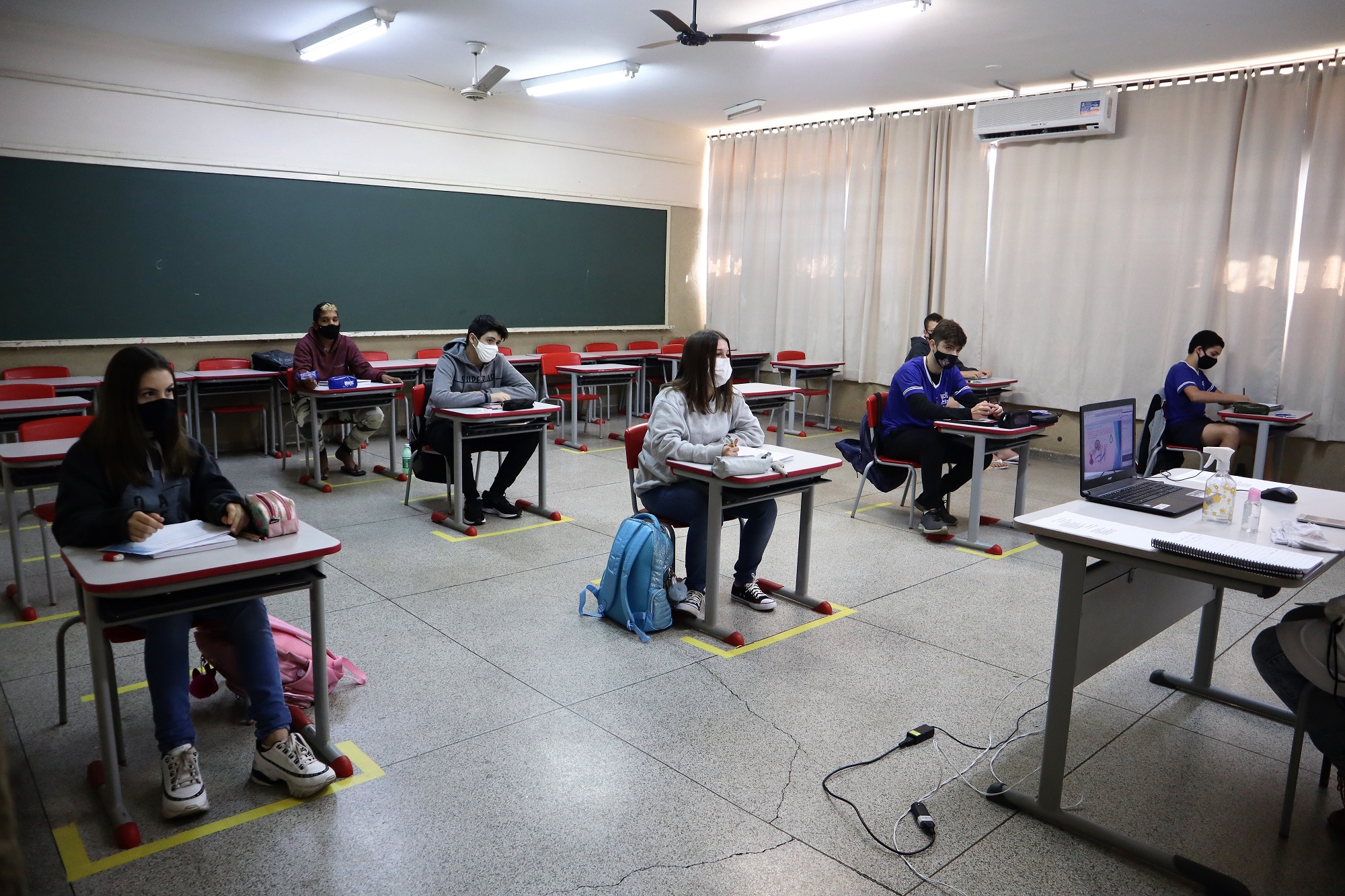 Alunos da escola Athayr da Silva Rosa no primeiro dia de volta às aulas em Urupês - Foto: Carina Costa
