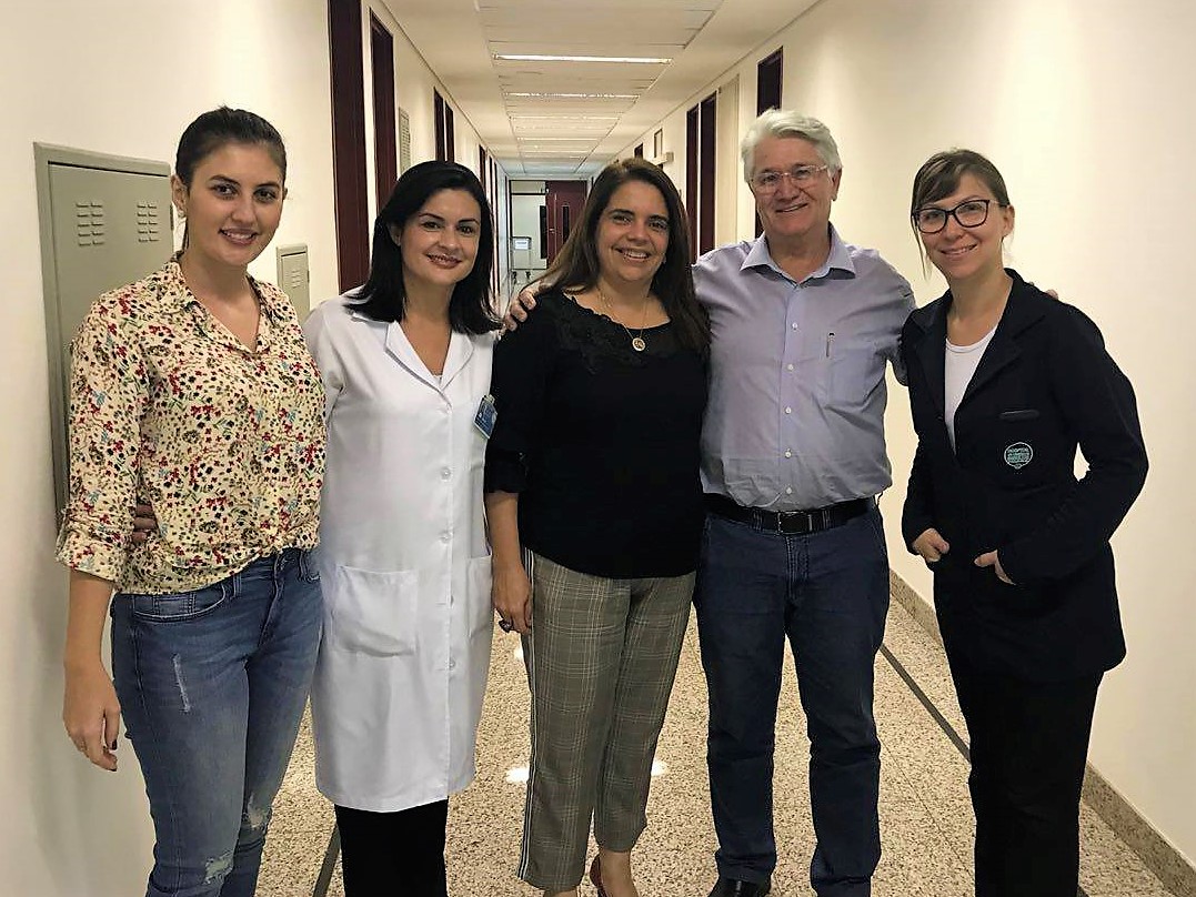 Prefeito e funcionários da saúde de Urupês junto a membros do Hospital do Amor. Foto: Divulgação.