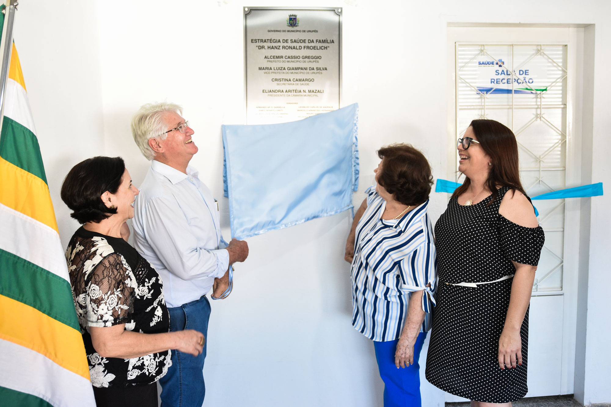 Momento do descerramento da placa inaugural da ESF Dr. Hanz Ronald Froelich. Foto: Luís Fernando da Silva / Prefeitura Municipal de Urupês