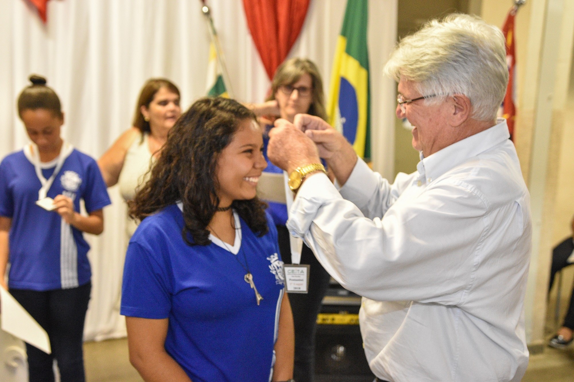 Prefeito Bica entrega medalha a aluna destaque no CEJTA. Foto: Luís Fernando da Silva / Prefeitura de Urupês