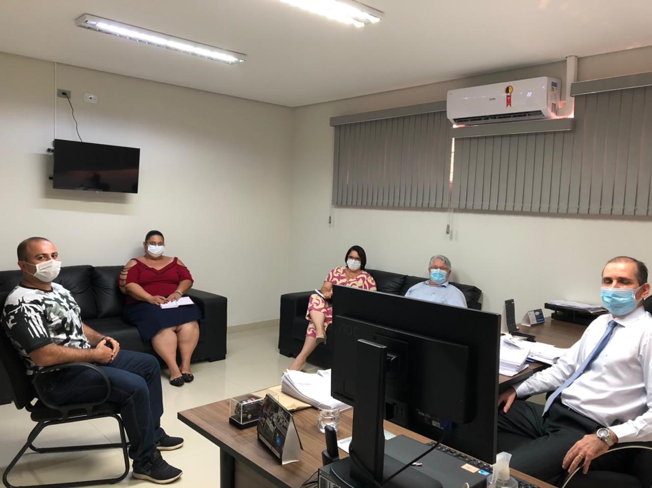 Foto: Reunião para alinhamento das medidas de combate a aglomerações que passarão a valer a partir desta sexta-feira (26). Na foto:  o prefeito Bica se reuniu com a Secretária de Saúde, Cristina Camargo, com a Agente da Vigilância Sanitária, Jorgea Kelle Daher, com o Sargento da Polícia Militar, João Henrique Arosti, e com o Delegado da Polícia Civil, Sérgio Augusto Ugatti Durão. Foto: Divulgação.