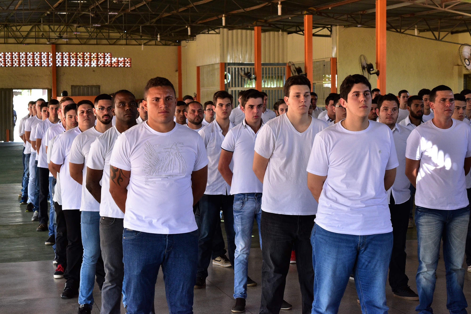 Jovens devem procurar a Junta de Serviço Militar da cidade para realizar o alistamento.