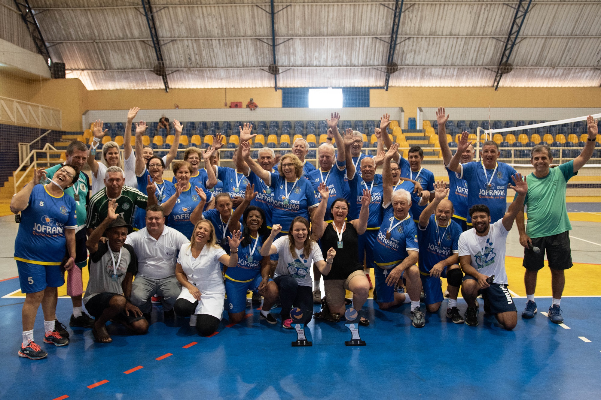 Equipes de vôlei adaptado masculina e feminina, ambas campeãs. Foto: Luís Fernando da Silva / Prefeitura Municipal de Urupês