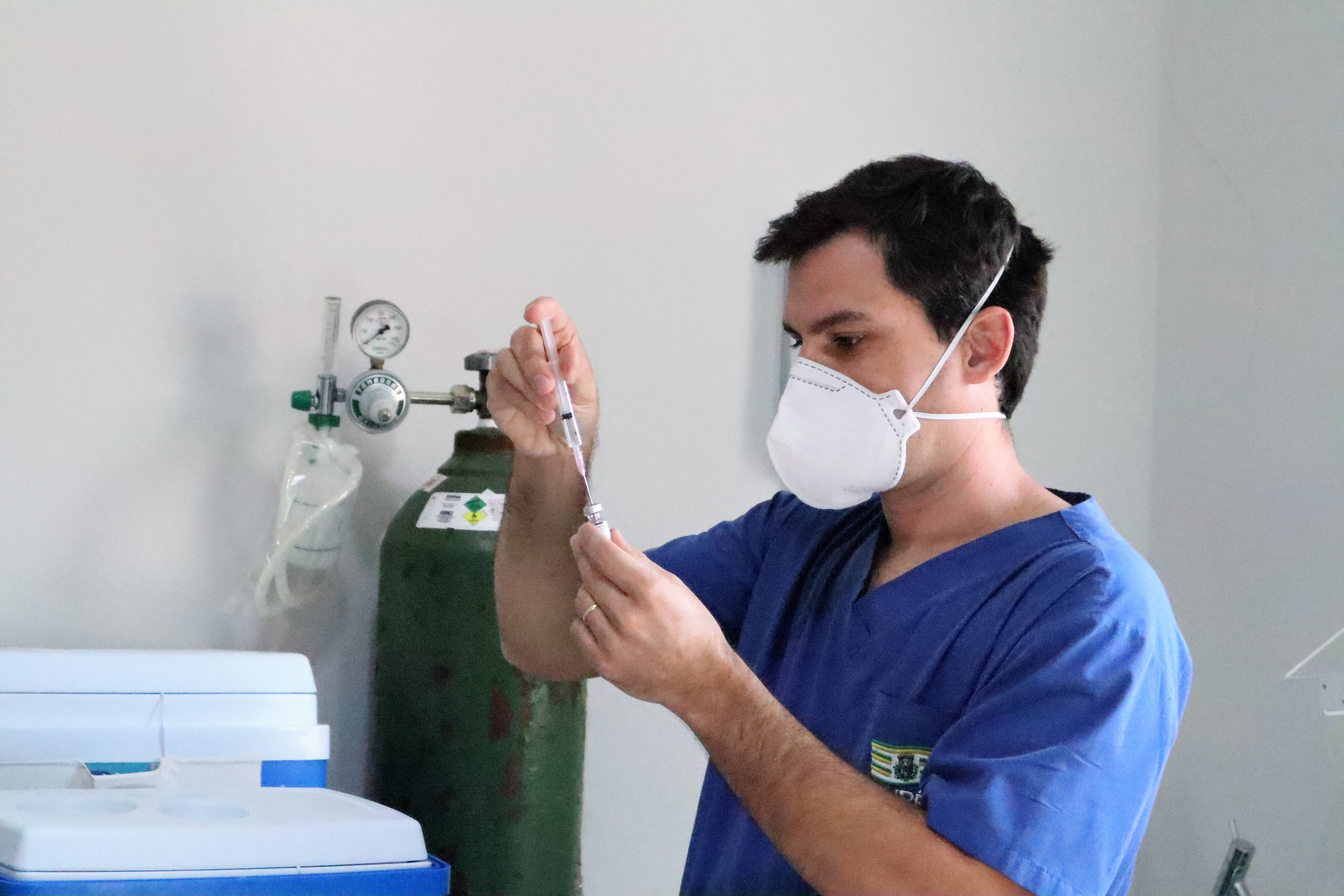 Enfermeiro Alexandre Garcia aspirando a vacina contra COVID-19 - ESF do Bairro Mundo Novo - Foto: Carina Costa