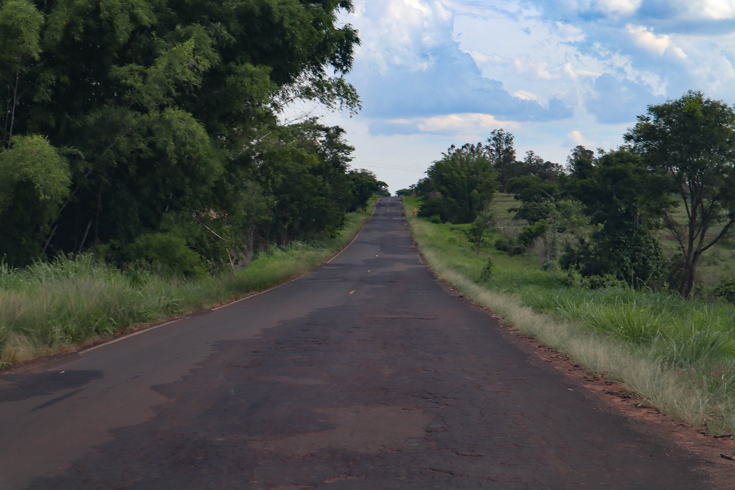 Vicinal é importante para o escoamento da produção agrícola e trânsito de pessoas. Foto: Thomás Volpato Moutropoulos / Prefeitura Municipal de Urupês.