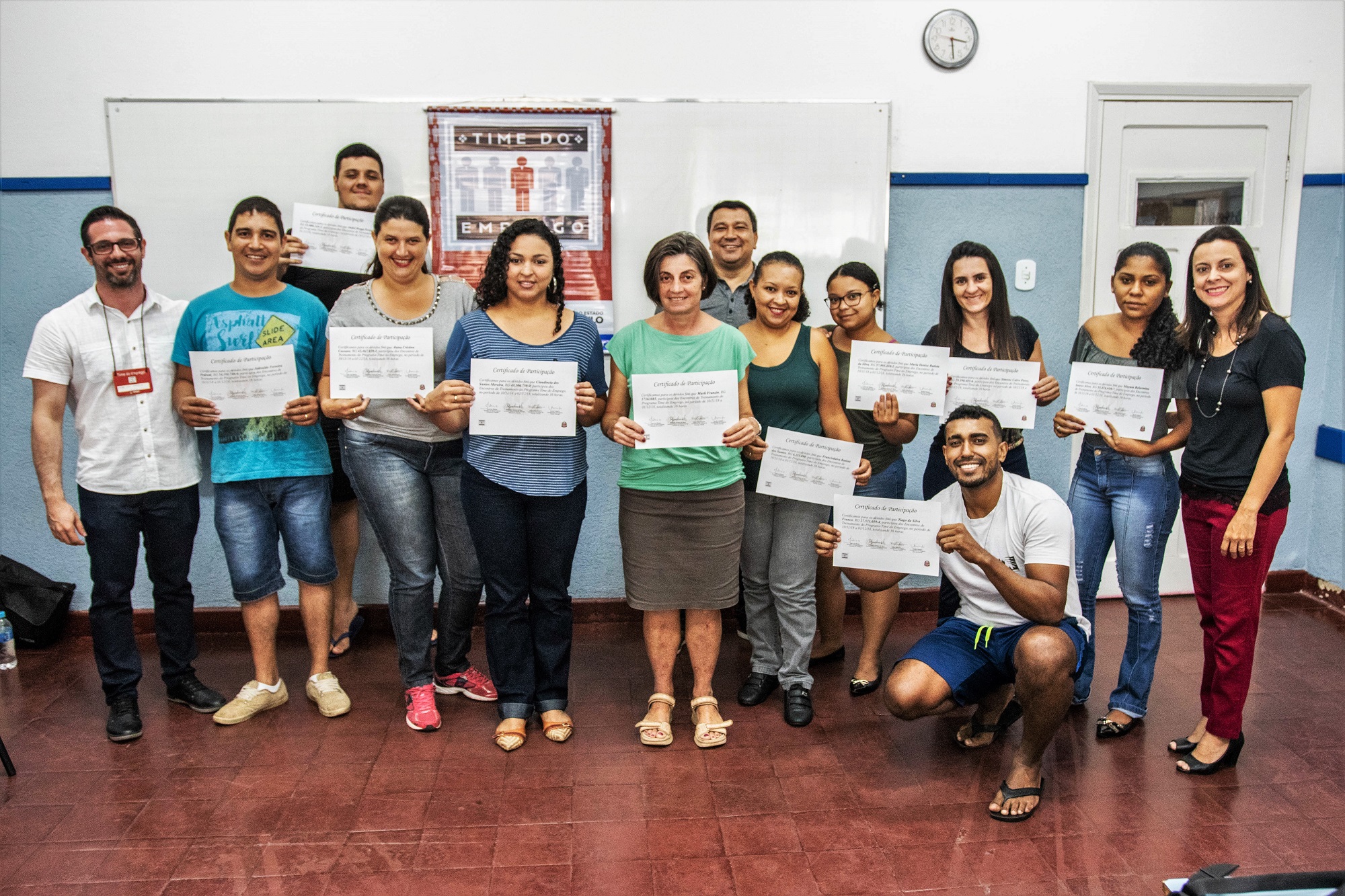 Alunos que se formaram no Time do Emprego, junto ao facilitador André Carnielo. Foto: Luís Fernando da Silva / Prefeitura Municipal de Urupês