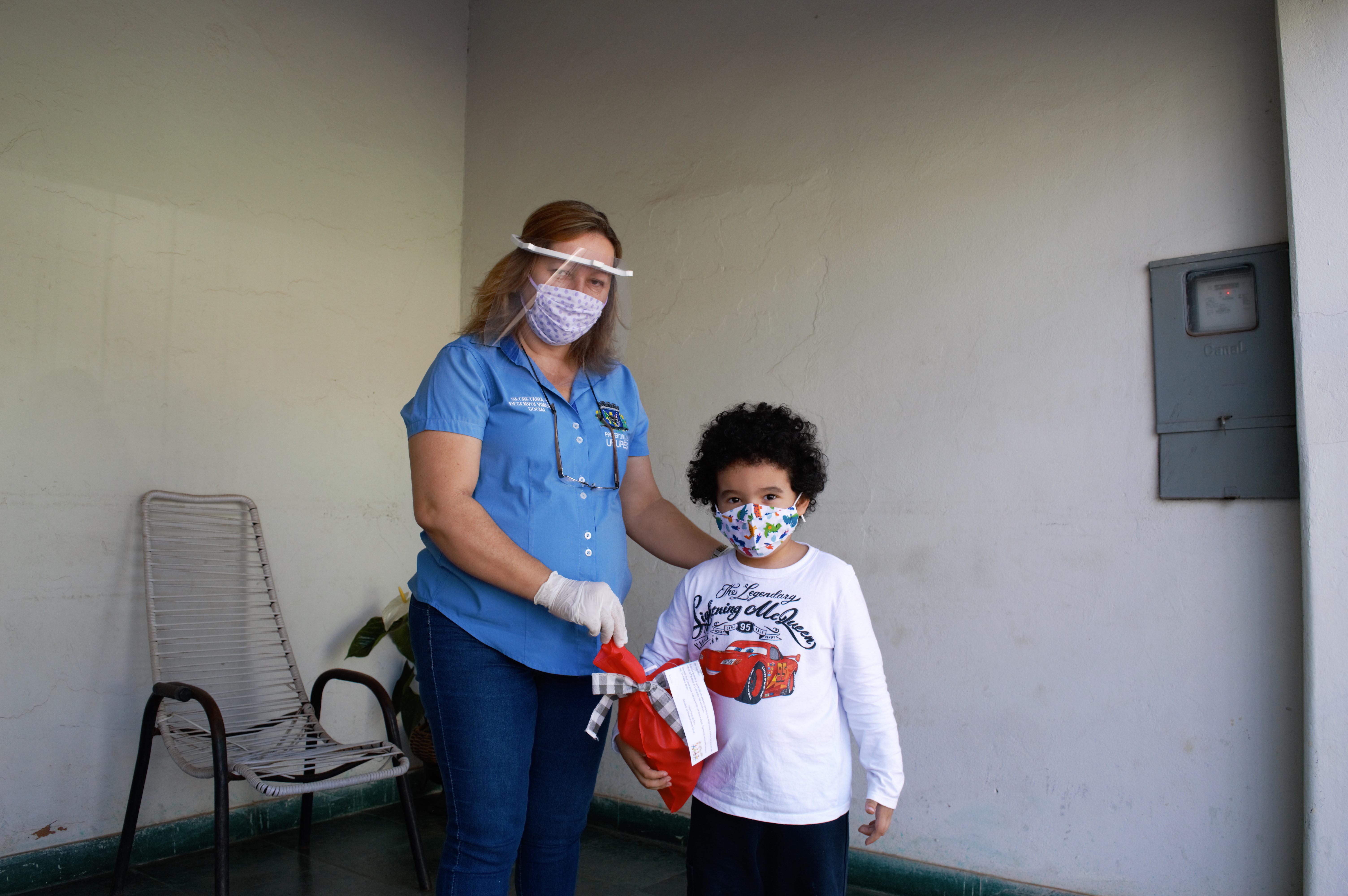 Visitadora do Programa Criança Feliz- Primeira Infância na visita de entrega dos doces juninos - Foto: Carina Costa