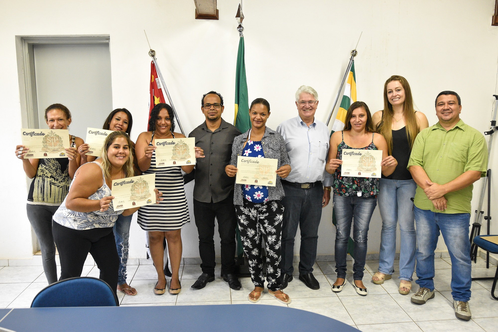 Prefeito Bica entrega certificados aos concluintes do Programa Frente de Trabalho. Foto: Luís Fernando da Silva / Prefeitura Muncipal de Urupês