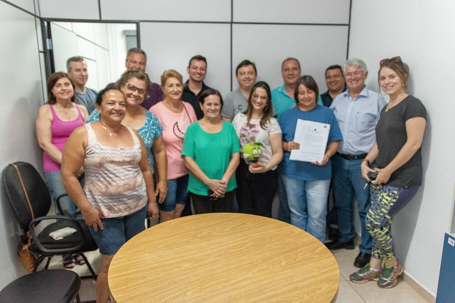 Evento de assinatura do convênio contou com a presença de autoridades e artesãos de Urupês. Foto: Luís Fernando da Silva / Prefeitura Municipal de Urupês.