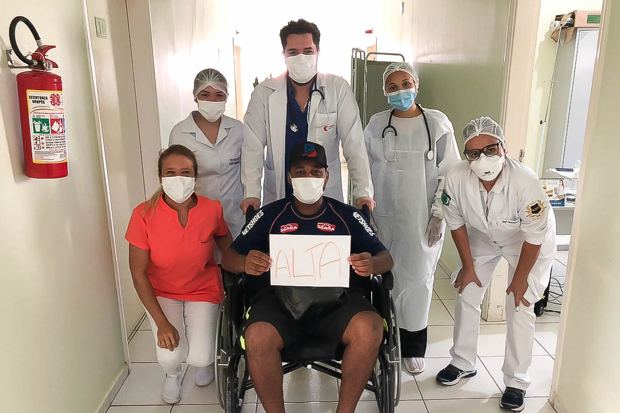 Rafael junto a parte da equipe da Ala de Síndrome Respiratória no dia da alta. Foto: Divulgação.