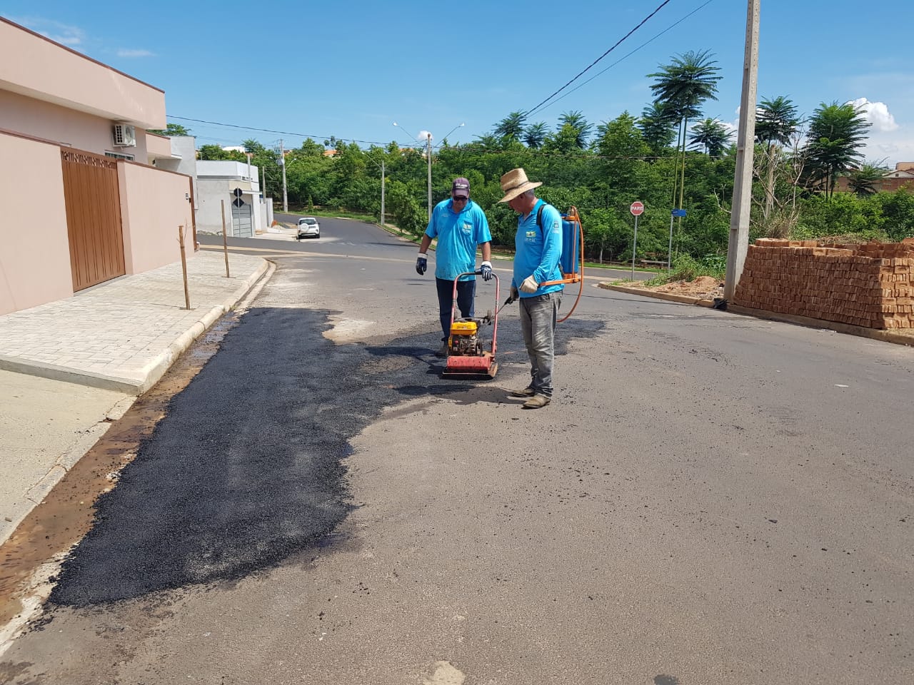 Funcionários do Setor de Obras realizando tapa buraco nas ruas da cidade. Foto: Carina Costa