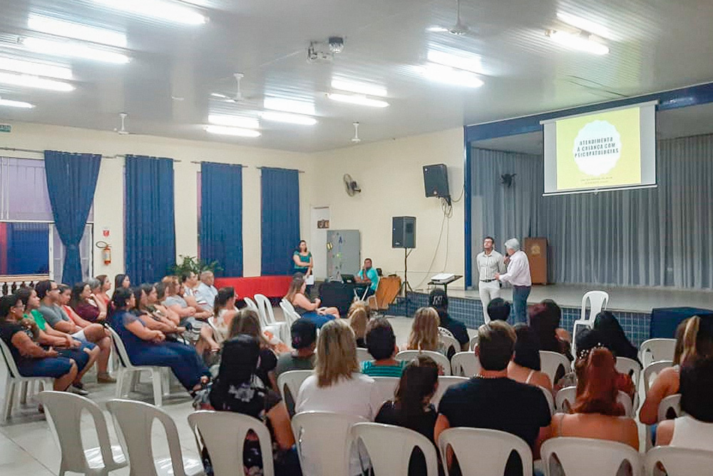 Palestra da assistente social Melina Borges da Silva abordou assunto importantes para professores e profissionais da Assistência Social. Foto: Divulgação.