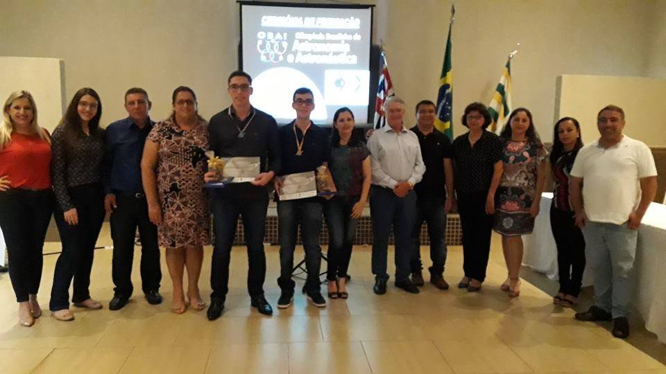 Alunos premiados em foto com coordenadores do Colégio Objetivo e autoridades municipais. Foto: Divulgação / Colégio Objetivo de Urupês.