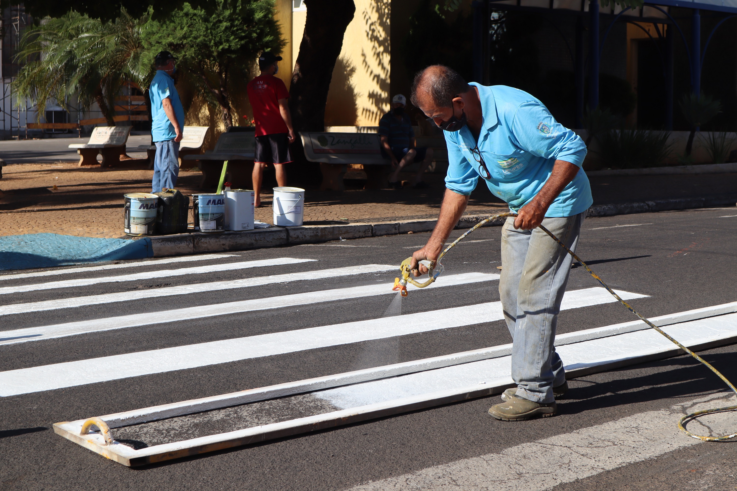 Funcionário Jorginho realizando a pintura das faixas de pedestres do município em 05/05/2021. Foto: Carina Costa