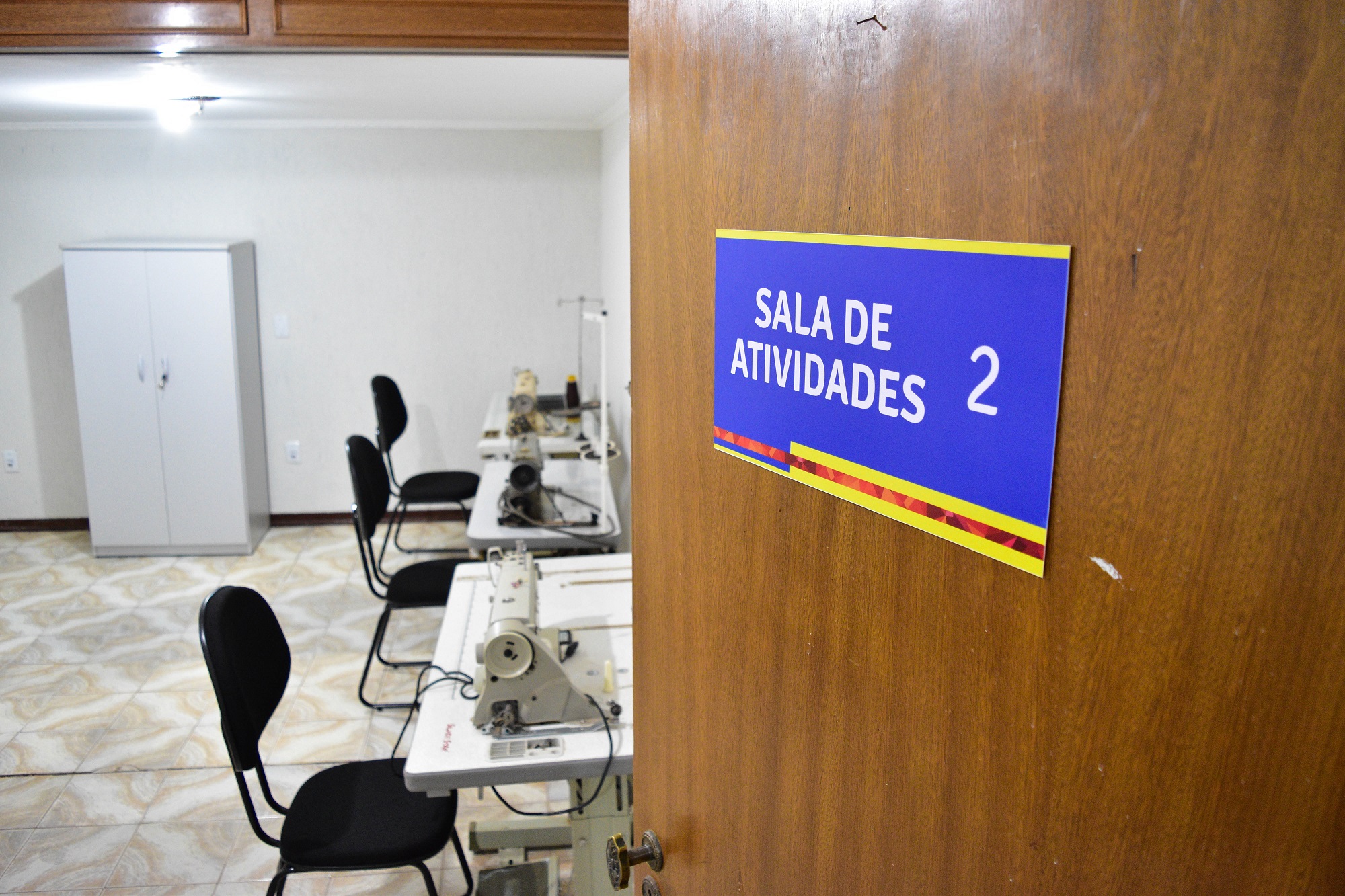 Sala de Atividades conta com máquinas e é equipada com instrumentos para as aulas.