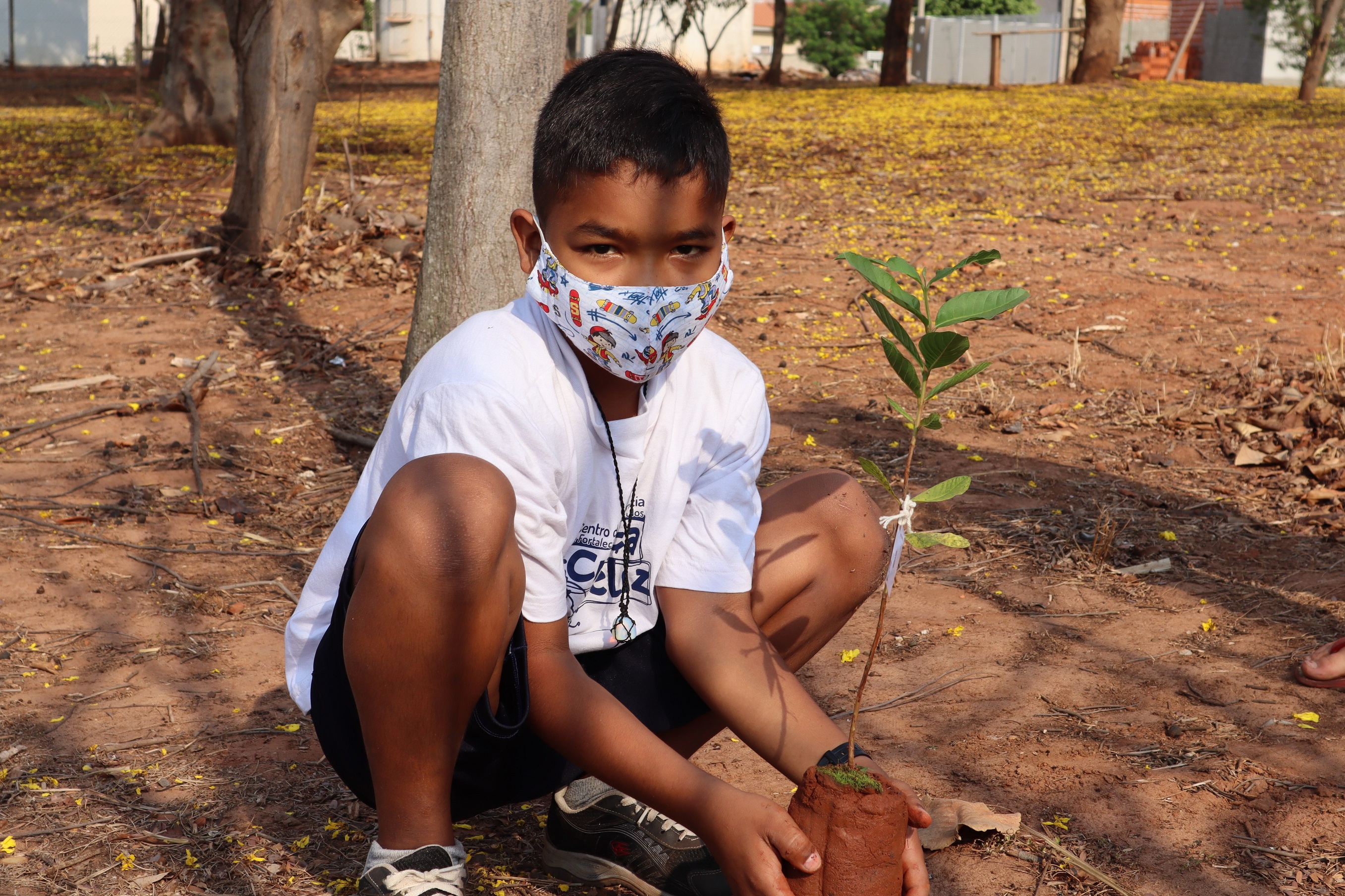 Dia da Árvore no Projeto Criança Feliz - Participantes plantando mudas - Foto: Carina Costa