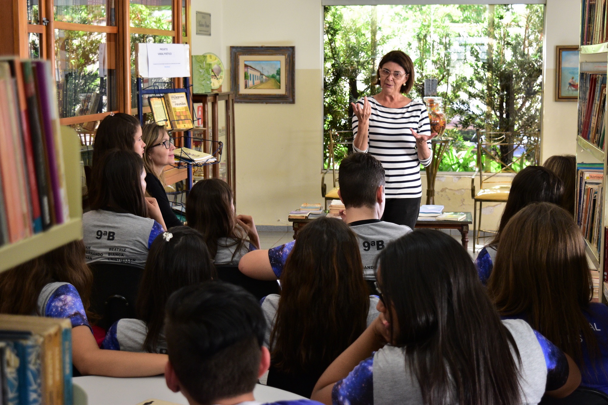 Assessora de Cultura, Nenica Roman, falando aos alunos do 9º ano do Colégio Athayr no primeiro dia do 'Varal Poético'