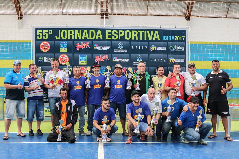 Equipe de Urupês recebe troféu de primeiro colocado na modalidade. Foto: Departamento de Comunicação da Prefeitura Municipal da Estância Hidromineral de Ibirá.