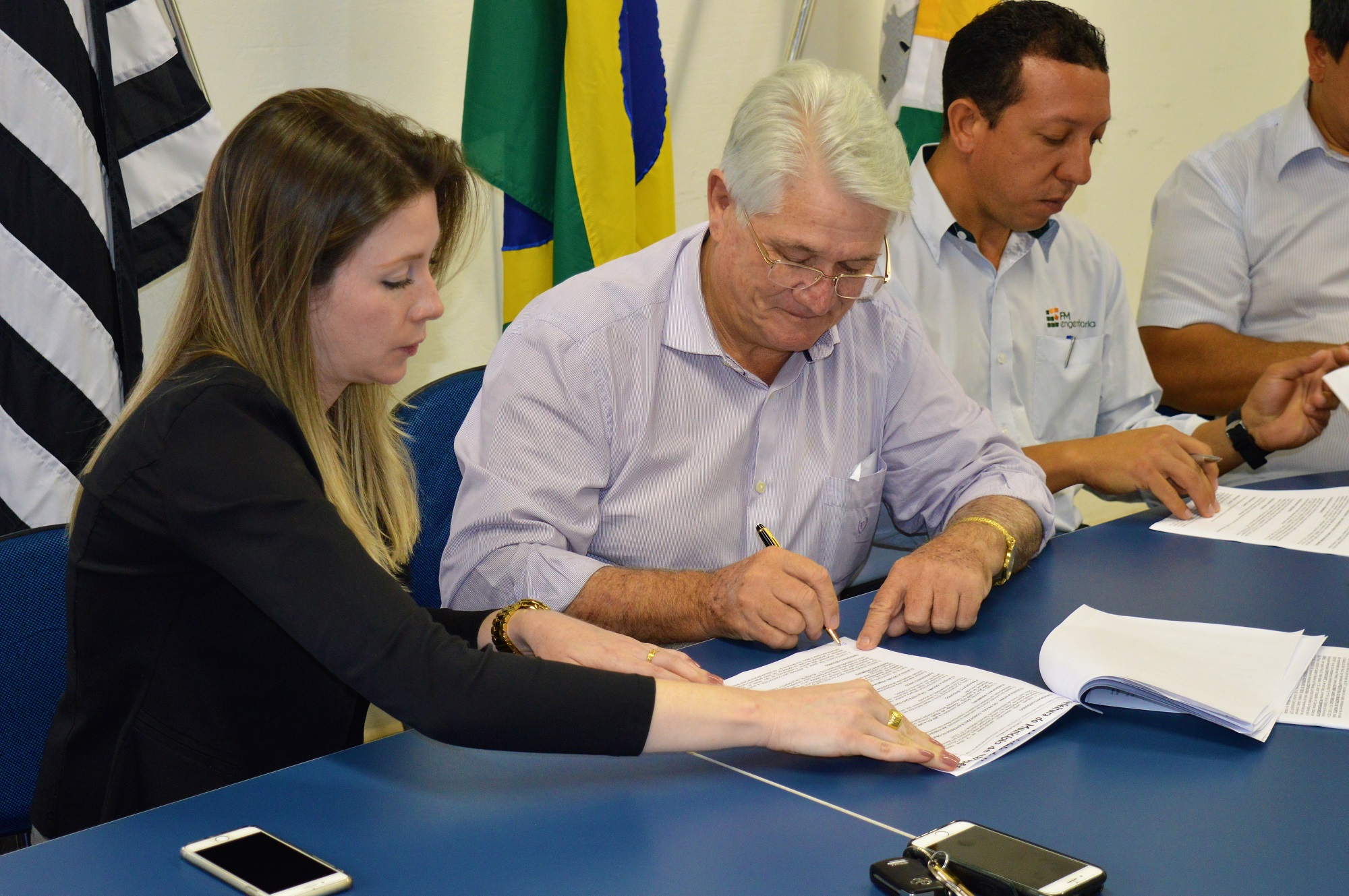 Prefeito Bica assina contrato com empresa vencedora da licitação para recuperação de estradas rurais.