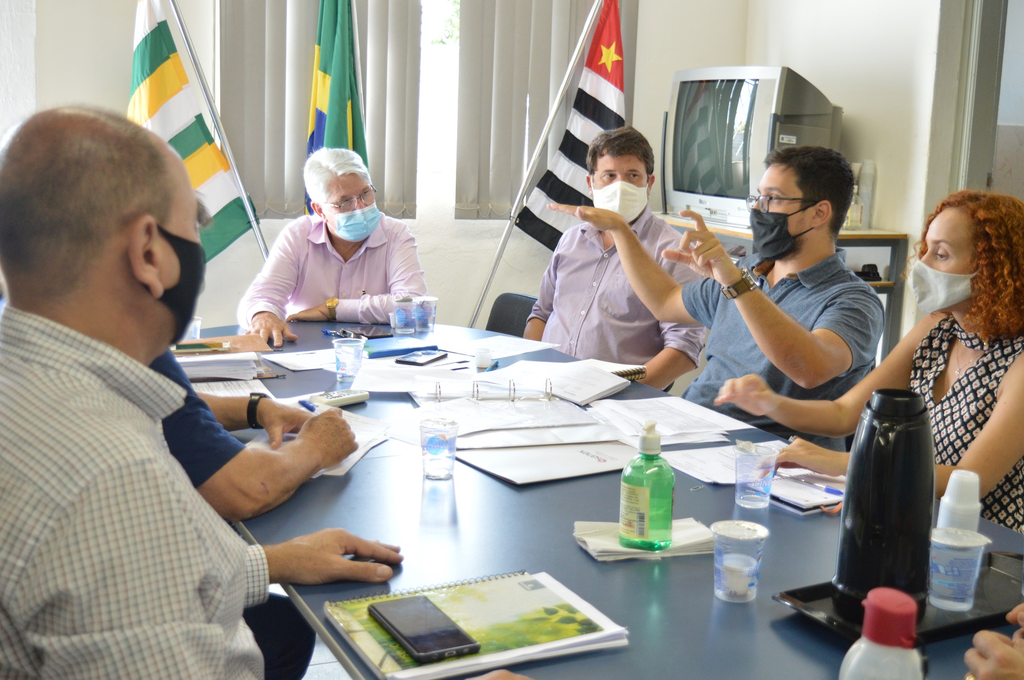 Reunião contou com presença de prefeito, presidente da Câmara e servidores do município e de funcionários da empresa responsável pela execução das obras. Foto: Luís Fernando da Silva / Prefeitura Municipal de Urupês.