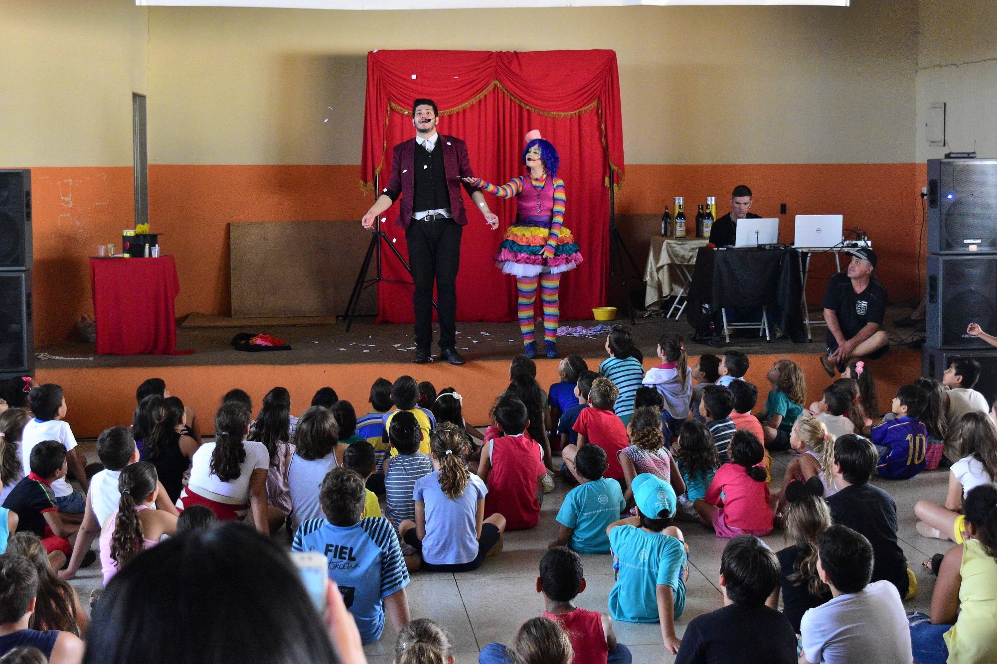 Show com mágico divertiu crianças.