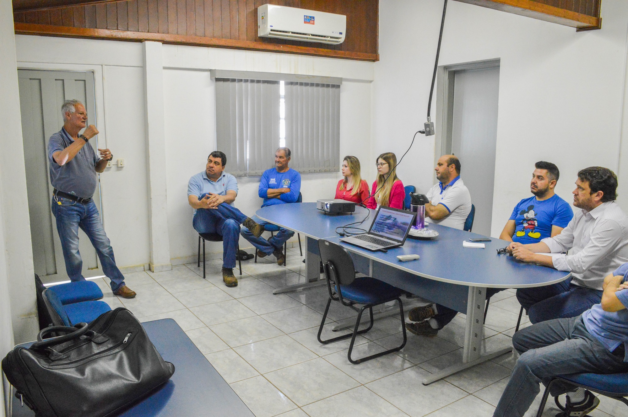 Reunião aconteceu no paço municipal e contou com a presença de funcionários de duas secretarias. Foto: Luís Fernando da Silva / Prefeitura Municipal de Urupês