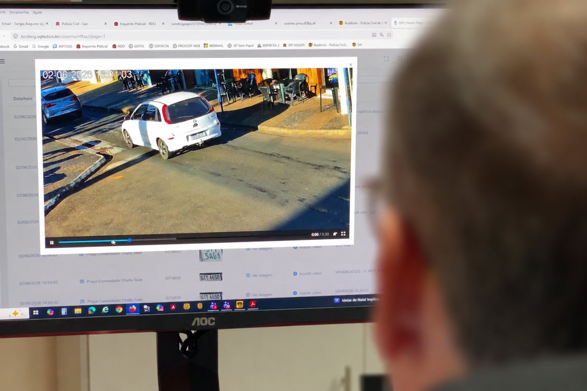Dr. Sérgio Durão, delegado da Polícia Civil de Urupês, mostra sistema de reconhecimento de placas. Foto: Henrique Alonso Camilo / Prefeitura Municipal de Urupês.