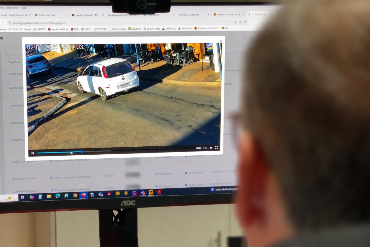 Dr. Sérgio Durão, delegado da Polícia Civil de Urupês, mostra sistema de reconhecimento de placas. Foto: Henrique Alonso Camilo / Prefeitura Municipal de Urupês.