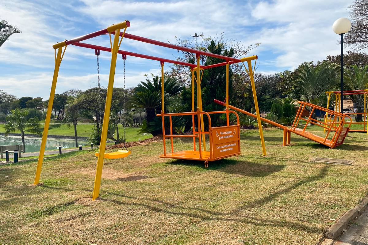 Brinquedos foram instalados no Parque dos Lagos. Fotos: Henrique Alonso Camilo / Prefeitura Municipal de Urupês.